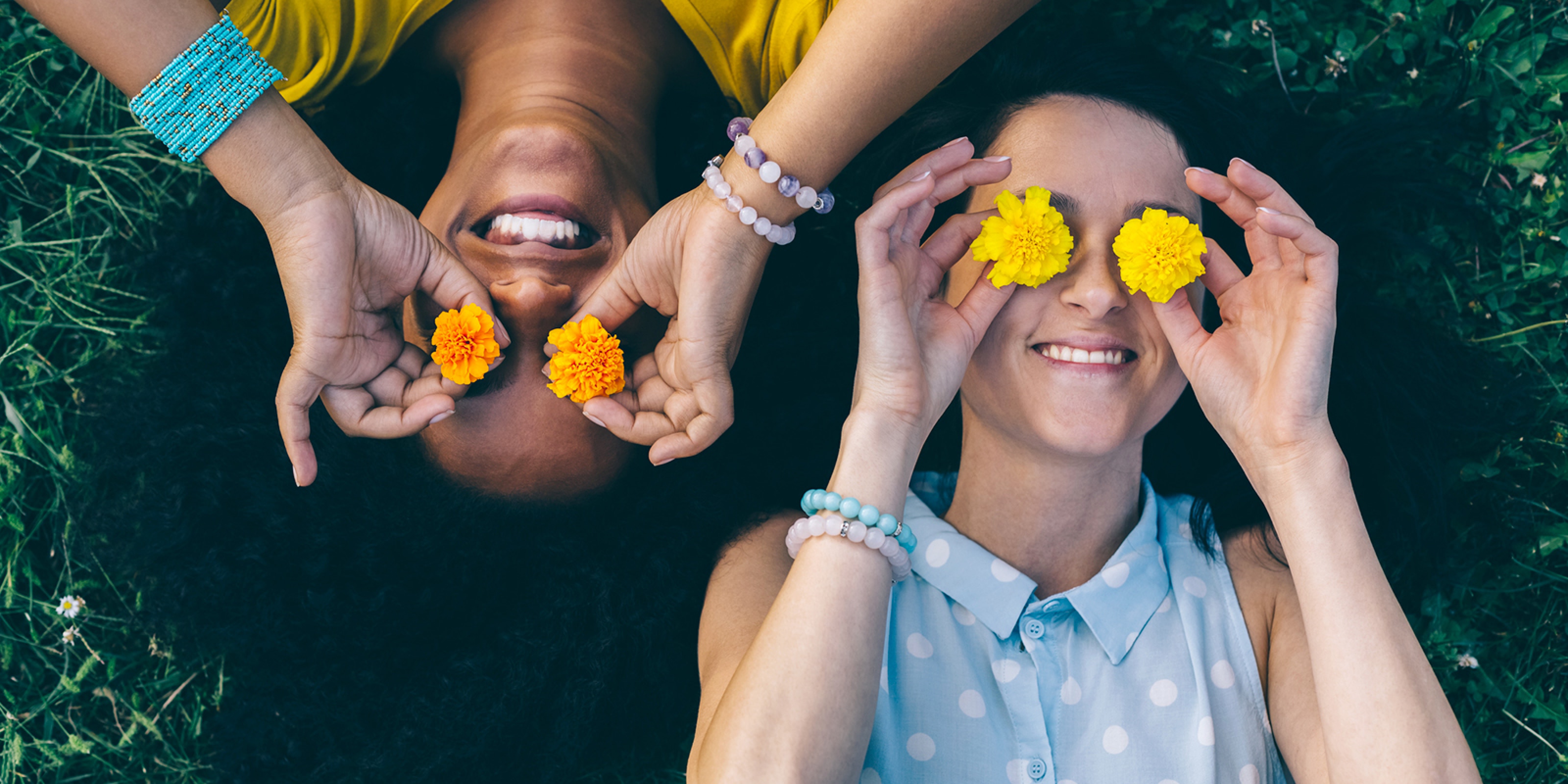 deux femmes dans l'herbe avec fleurs