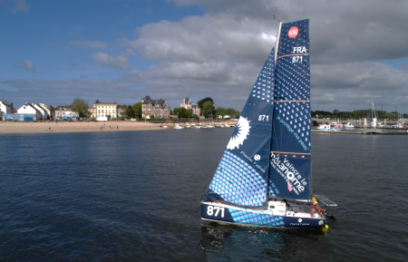 voilier sur la mer avec le logo Pierre Fabre et ArchiMed