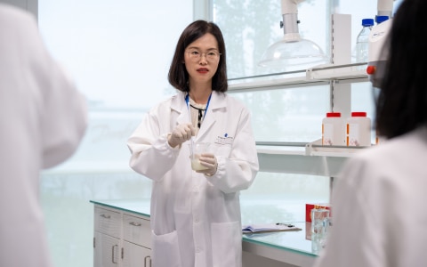 trois chercheurs dans un labo d'un centre d'innovation Chine