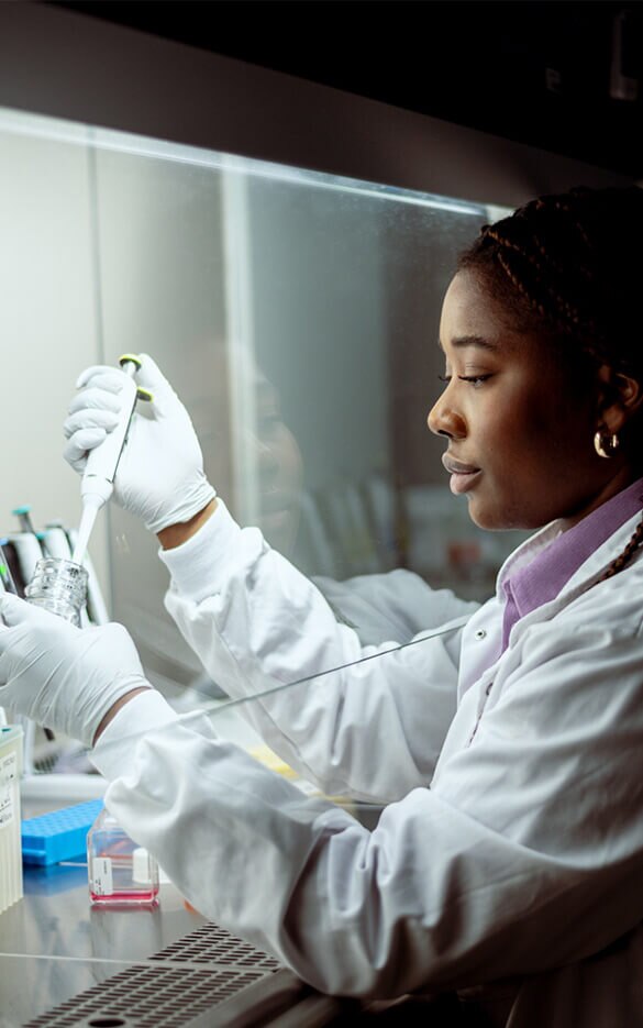 Scientifique utilisant une pipette pour transférer du liquide dans un récipient
