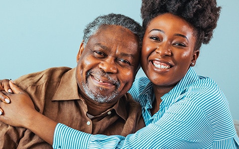 Portrait d'un homme âgé et d'une femme qui l'enlace en souriant