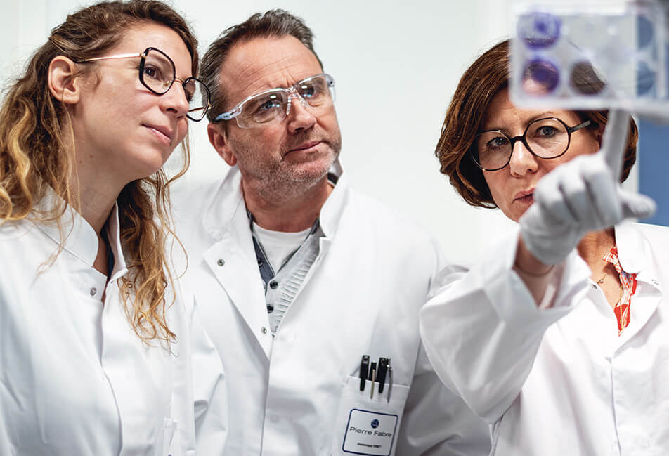 Des chercheurs de Pierre Fabre travaillant dans un laboratoire