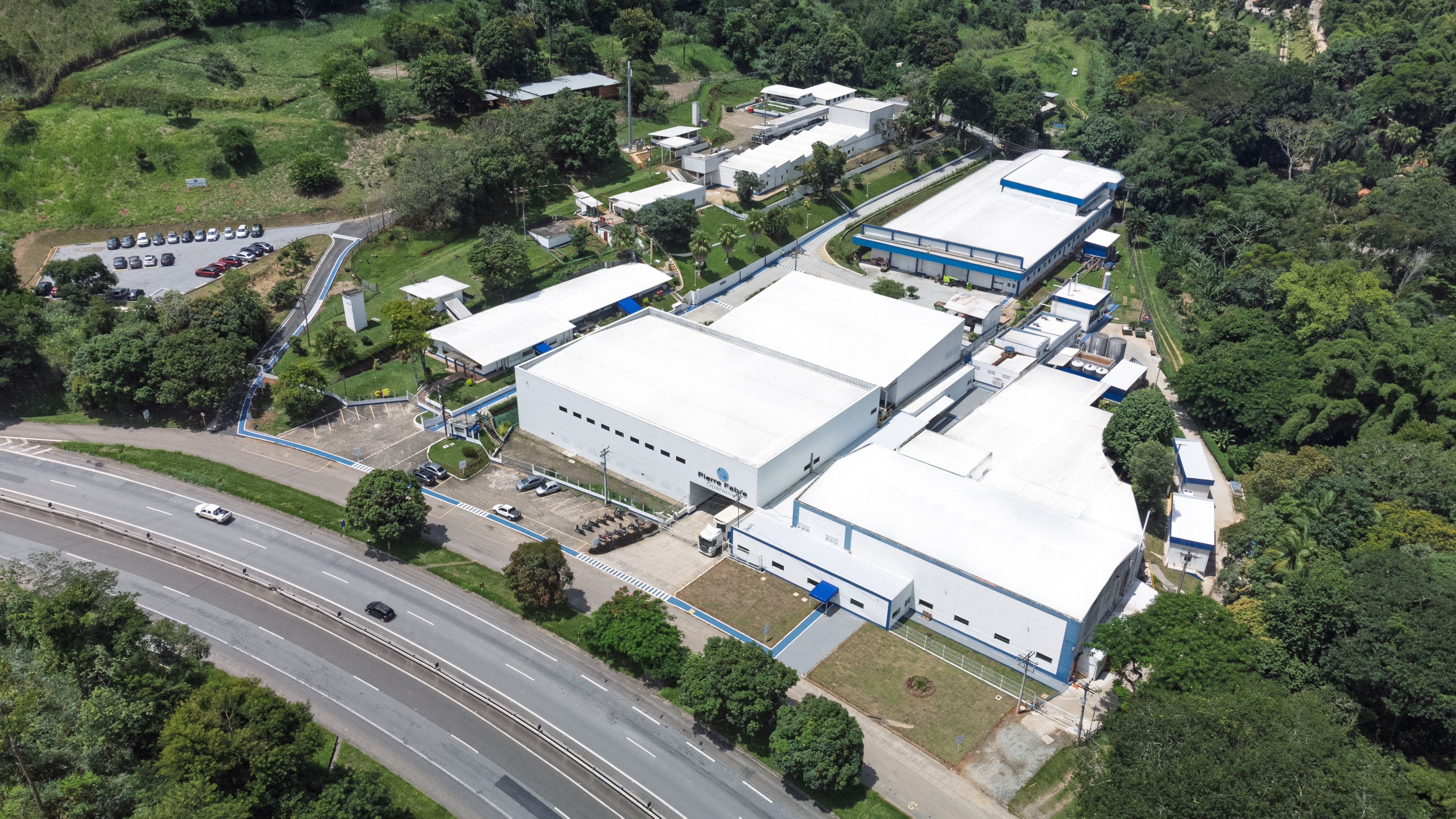 Imagem aérea da fábrica da Pierre Fabre em Areal com visão total da área da fábrica e do verde da paisagem do local.