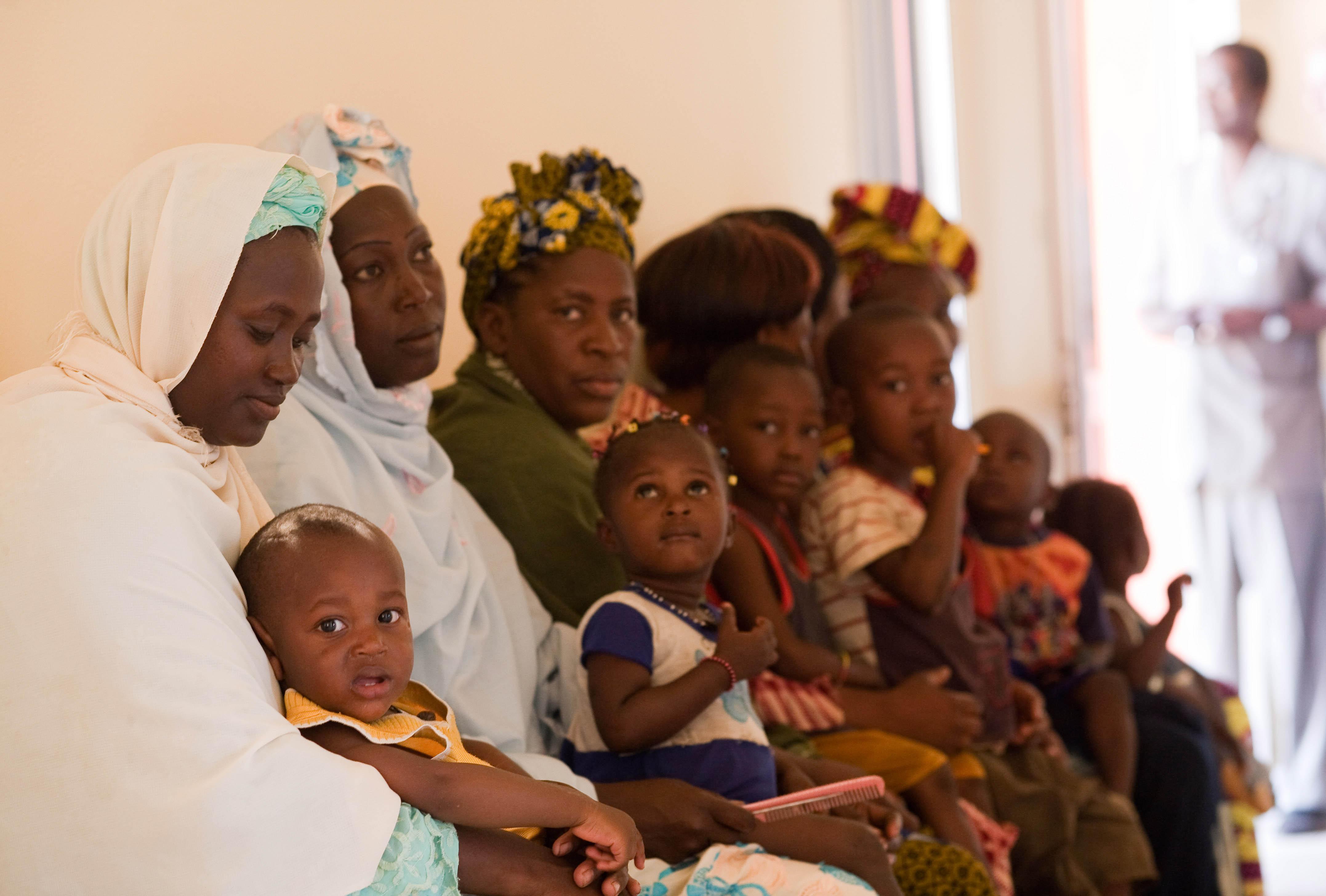 Mères et enfants africains dans salle d'attente