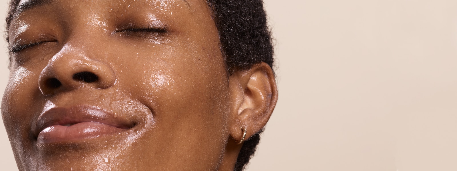 une jeune femme heureuse