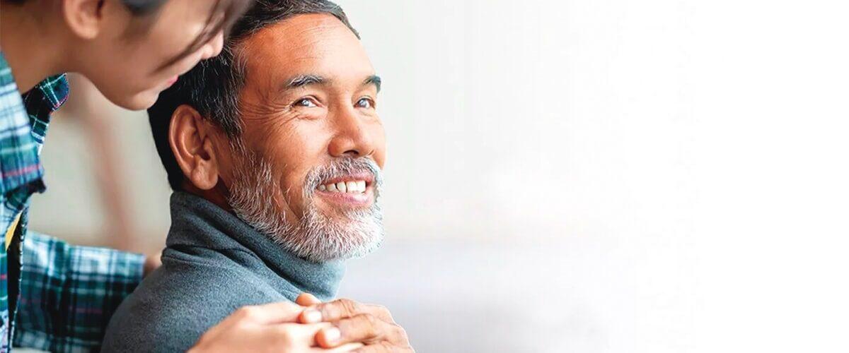 homme souriant à une femme posant sa main sur son épaule