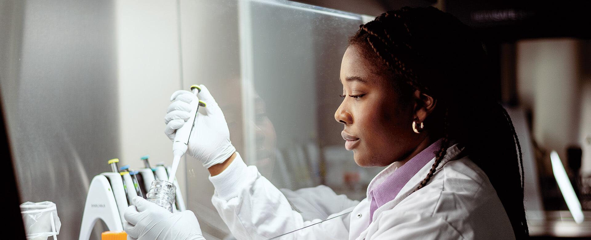 1 femme noire scientifique effectuant une analyse en laboratoire