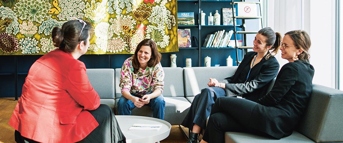 Illustration de deux personnes de différentes générations travaillent ensemble sur des ordinateurs portables, représentant la collaboration intergénérationnelle.