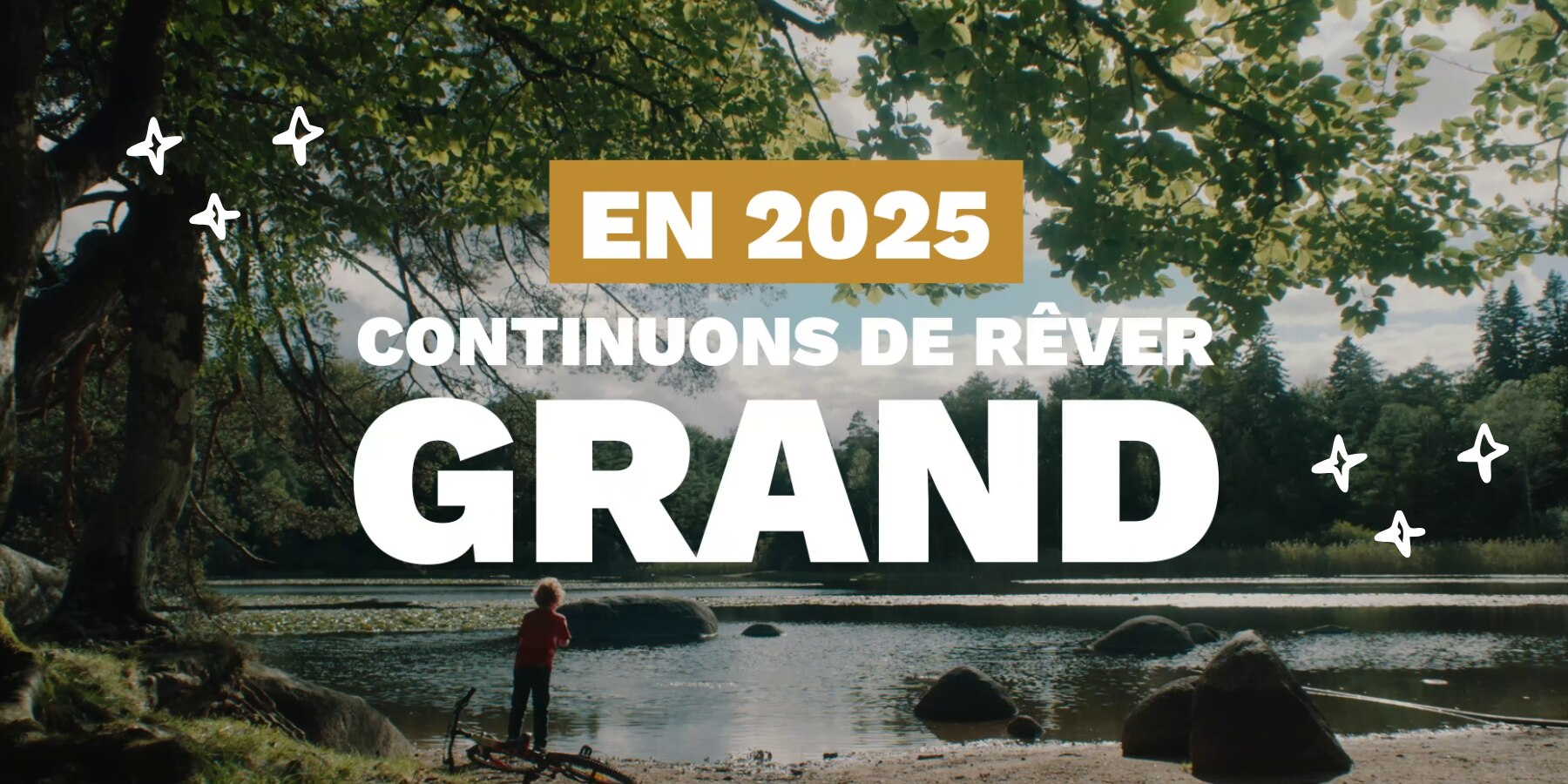 un garçon au bord de l'eau et le texte de meilleurs voeux