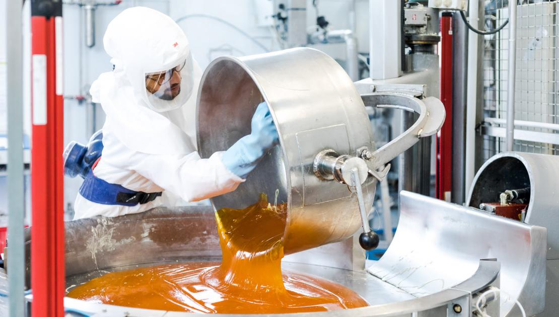 collaborateur Aignan qui prépare les sucres cuits