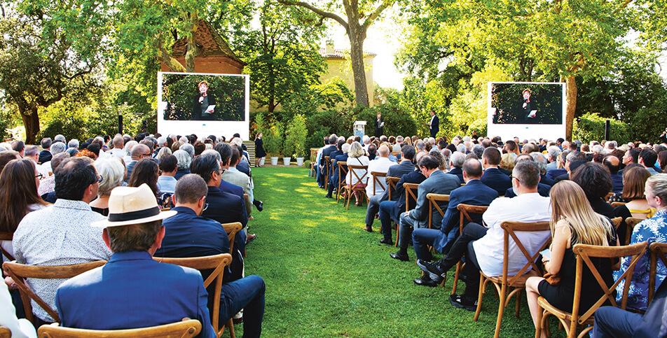 Invitée observant des portraits de Pierre Fabre.