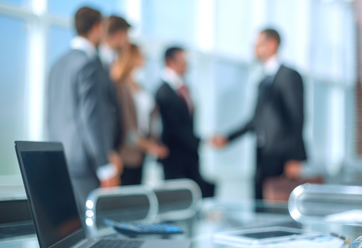 5 personnes en arrière-plan