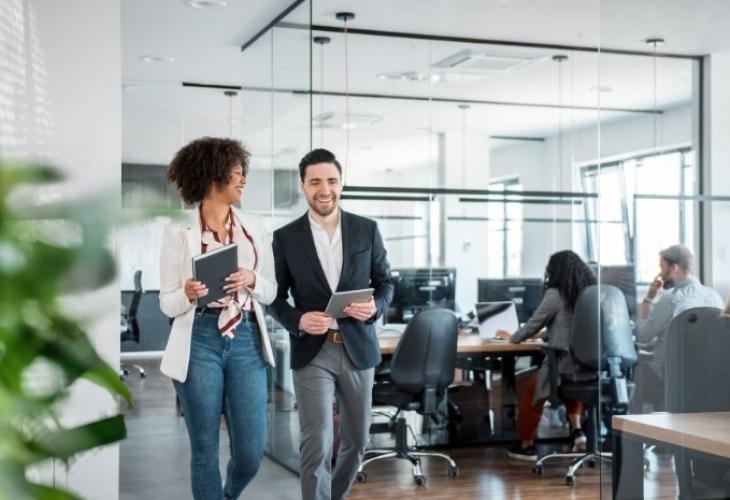 homme et femme au bureau