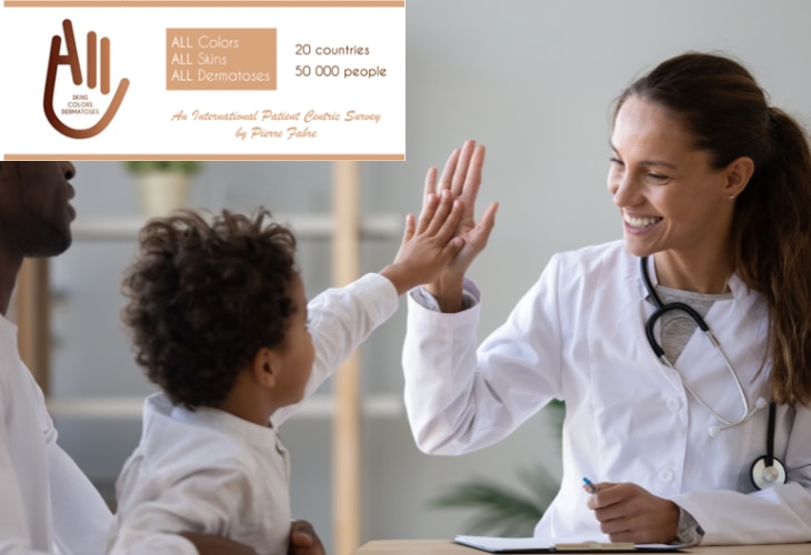 un petit garçon assis sur le genou de Papa fait un check avec une docteur