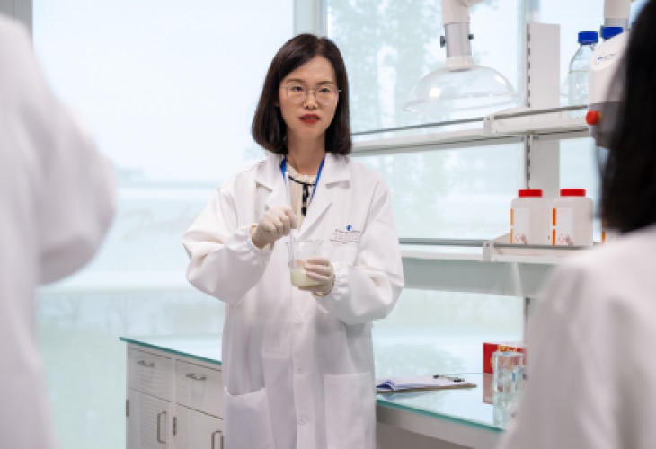 trois chercheurs dans un labo d'un centre d'innovation Chine