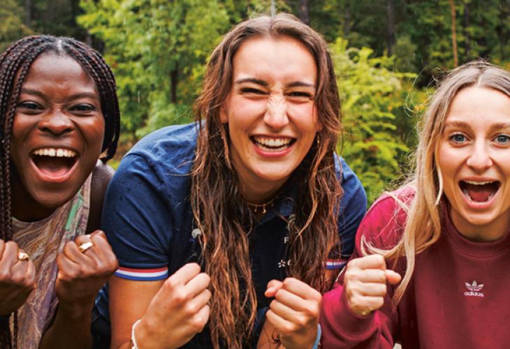 image groupe de 3 personnes (métisse, asiatique et noir) souriante applicant les produits Avène