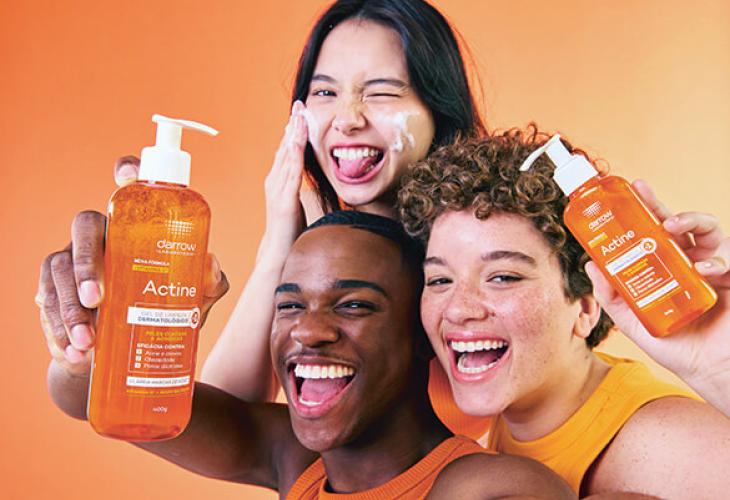 image de 2 scientifiques effectuant des analyses en laboratoire