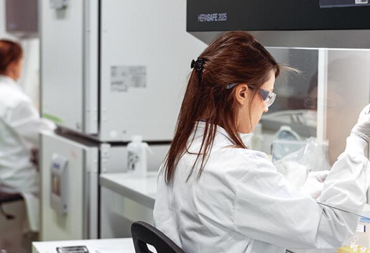 mage de 3 sportives souriante