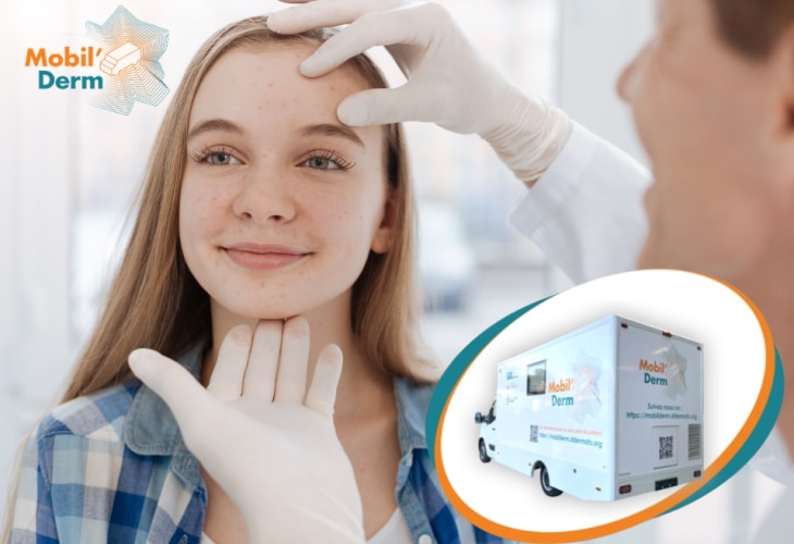 un dermatologue en train d'examiner une patiente