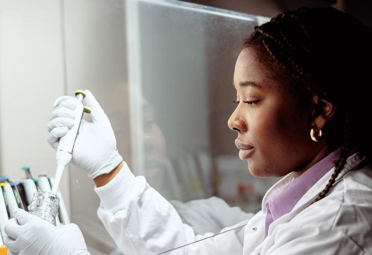 1 femme noire scientifique effectuant une analyse en laboratoire