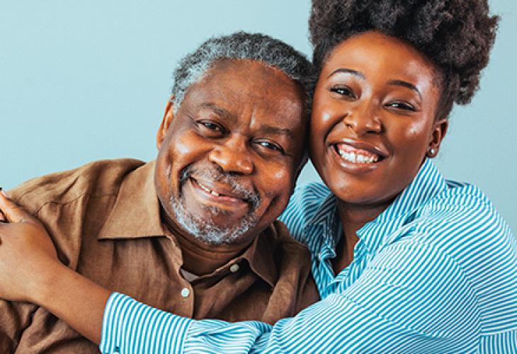 Portrait d'un homme âgé et d'une femme qui l'enlace en souriant