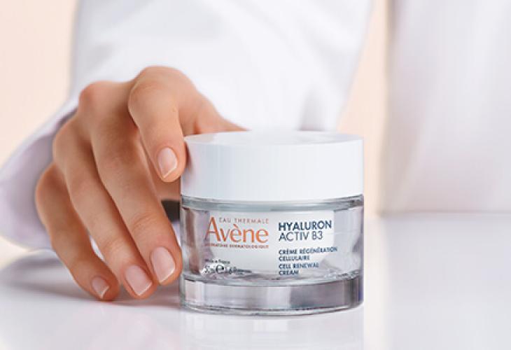 zoom sur une main poséee sur un soin Hyaluron Activ B3 d'Avène