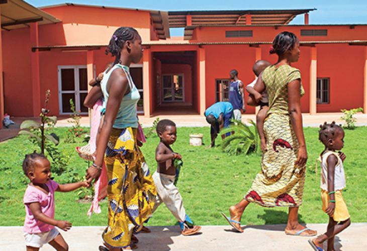 Centre de recherche sur la drépanocytose à Bamako, Mali. Une femme qui marche en tenant des enfants
