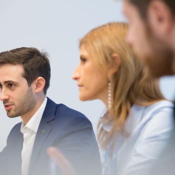 3 personnes en réunion