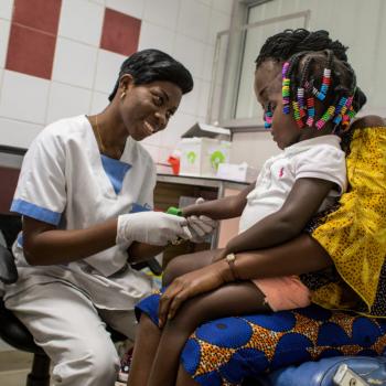 mère et enfant en consultation dans un centre médical en Afrique