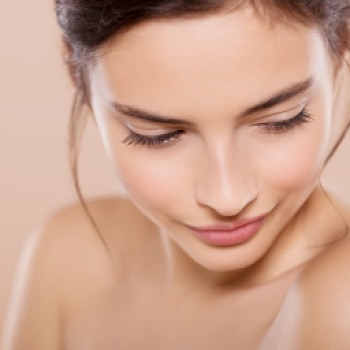 une fille avec un visage magnifique, peau jolie