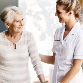 Une infirmière qui accompagne une patiente